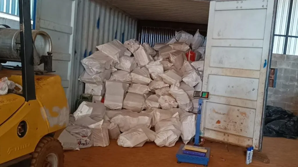 Apreensão de Drogas e Prisão em Barracão de Dourados
