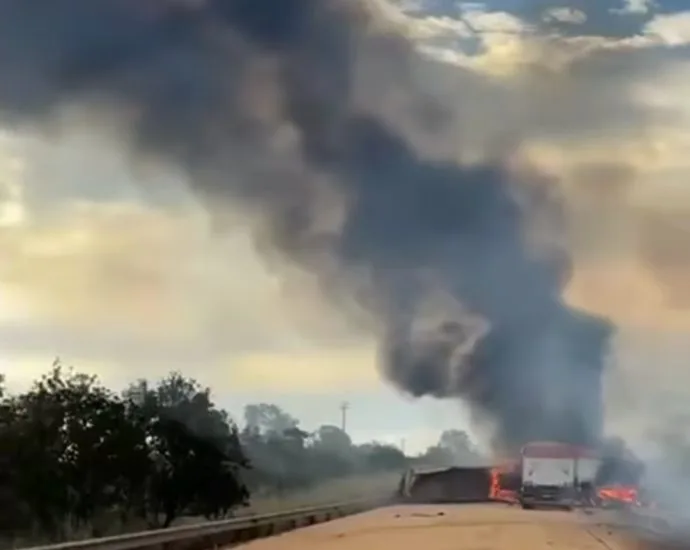 Acidente com quatro veículos causa incêndio e deixa feridos na BR-158 em Paranaíba