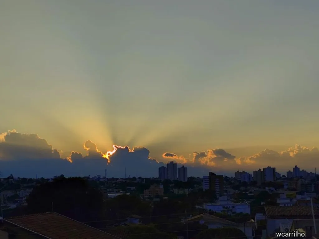 Primeiros raios solares surgindo entre nuvens, em Campo Grande, nesta quinta; ciclone extratropical ainda traz ventos fortes a MS (Foto: Wilmar Carrilho) calor