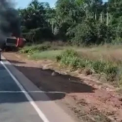 Duas pessoas que estavam em um Jeep Renegade morreram em um grave acidente envolvendo uma carreta, um carro de passeio e o SUV na tarde desta quinta-feira (30), na BR-163, em Itaúba, no norte de Mato Grosso.