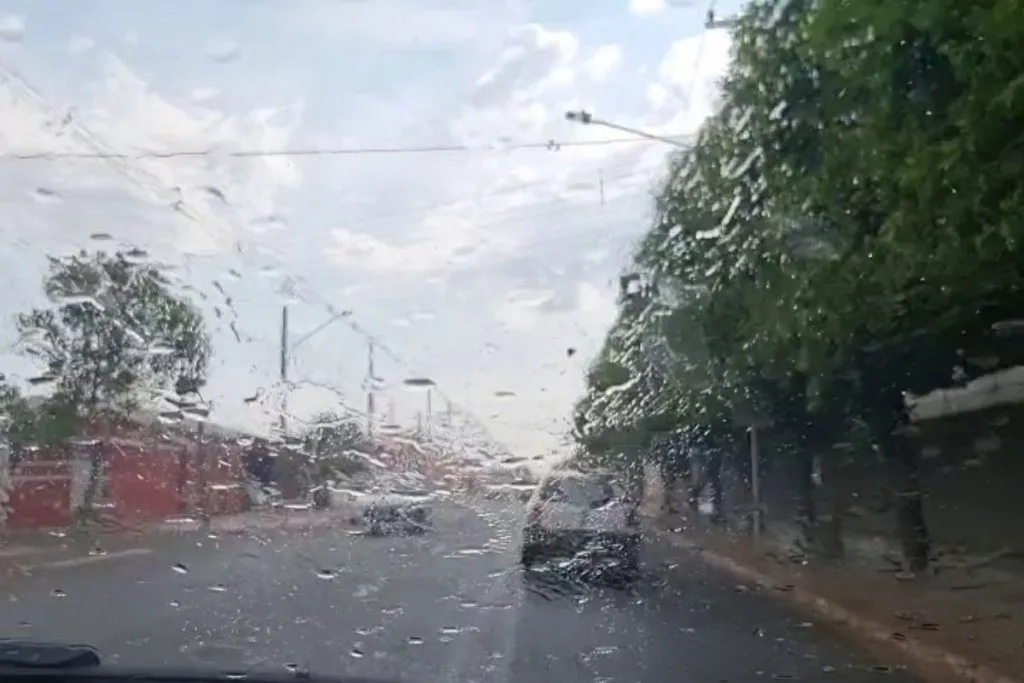 Chuva na manhã desta segunda-feira (22) em Campo Grande. (Foto: Felipe Ribeiro)