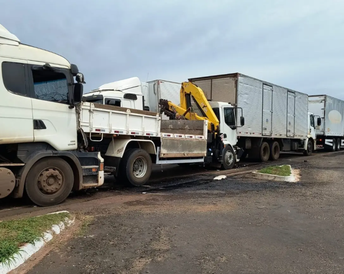 Engavetamento de caminhões deixa cinco feridos em Ivinhema
