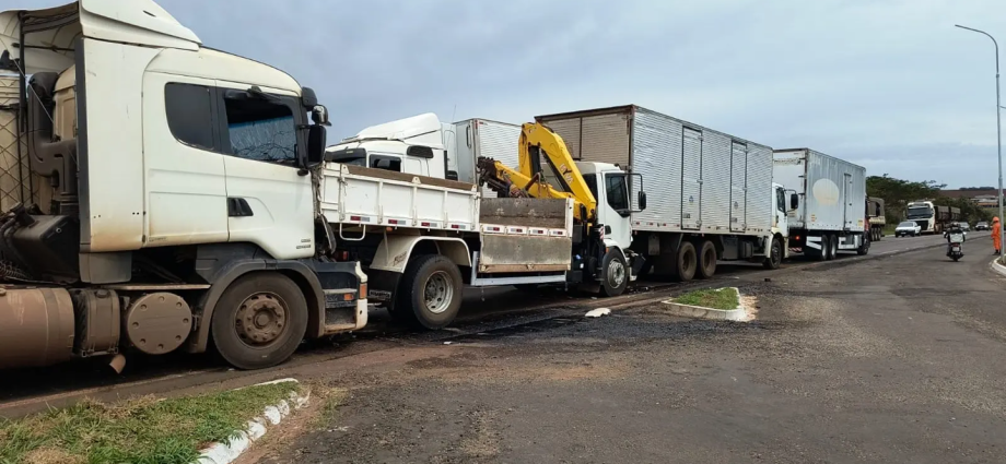 Engavetamento de caminhões deixa cinco feridos em Ivinhema