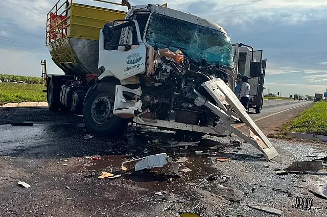 Caminhão-tanque colide com carreta bitrem em MS e motorista fica preso às ferragens
