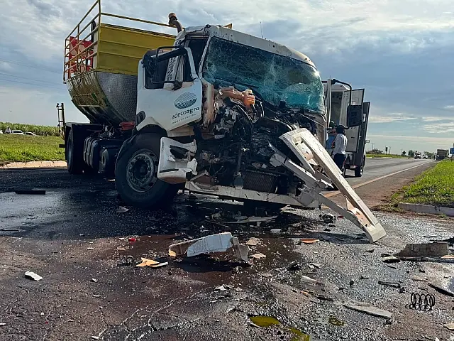 Caminhão-tanque colide com carreta bitrem em MS e motorista fica preso às ferragens