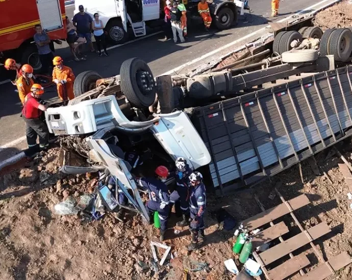 Caminhão boiadeiro tomba na BR-262 em Anastácio e motorista é resgatado