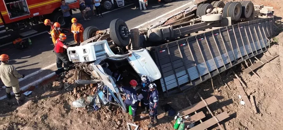 Caminhão boiadeiro tomba na BR-262 em Anastácio e motorista é resgatado