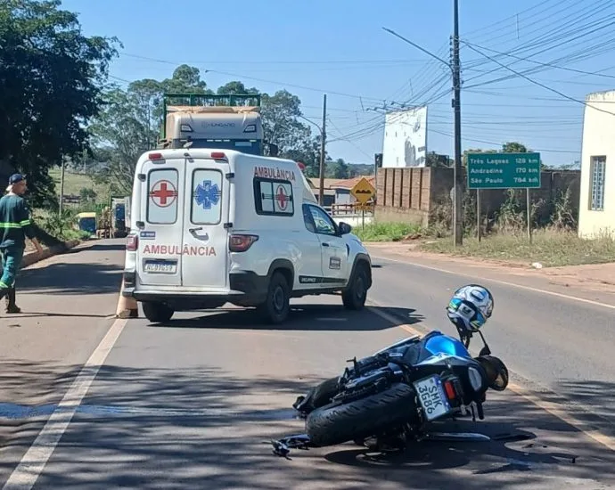 Acidente entre Uno e moto causa congestionamento na BR-262 em Água Clara