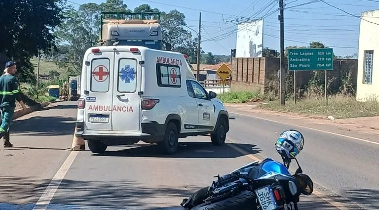 Acidente entre Uno e moto causa congestionamento na BR-262 em Água Clara