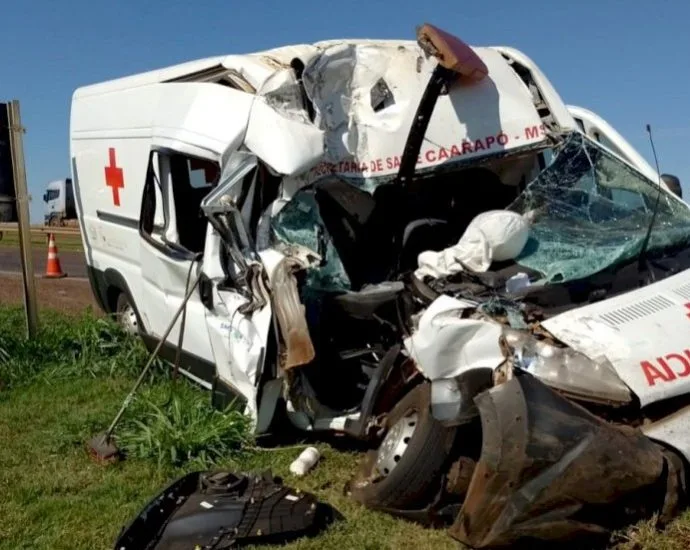 Acidente com ambulância na BR-163 deixa motorista ileso em Caarapó