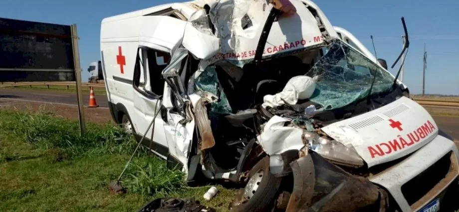 Acidente com ambulância na BR-163 deixa motorista ileso em Caarapó