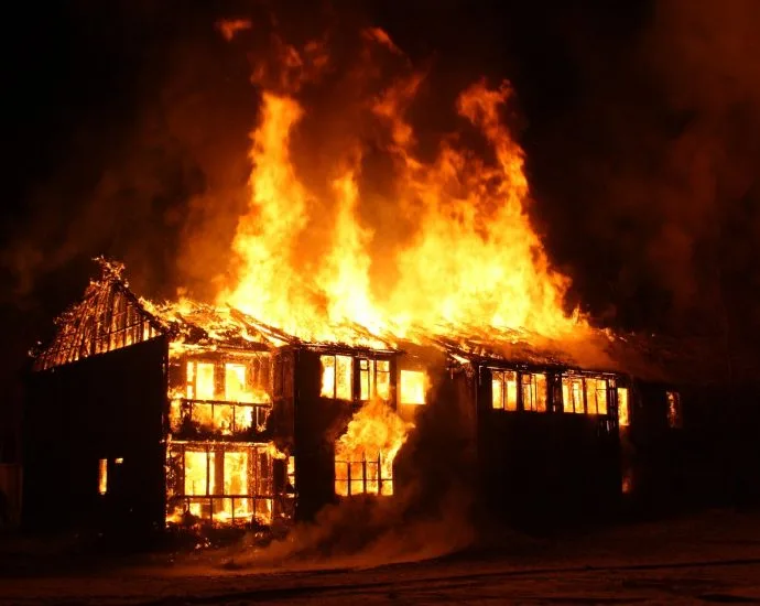 Mulher é presa após incêndio em casa de vizinha em Campo Grande