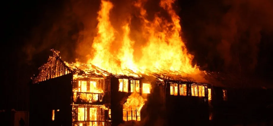 Mulher é presa após incêndio em casa de vizinha em Campo Grande