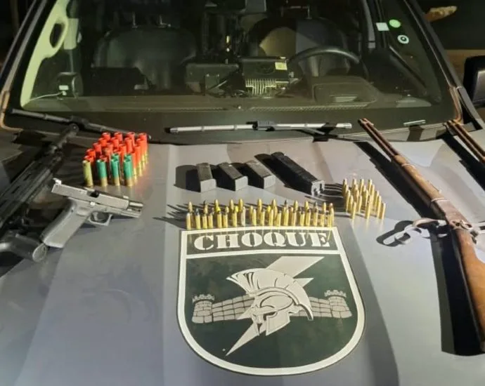Militar do Exército e proprietário de sítio são presos com armas em Bandeirantes