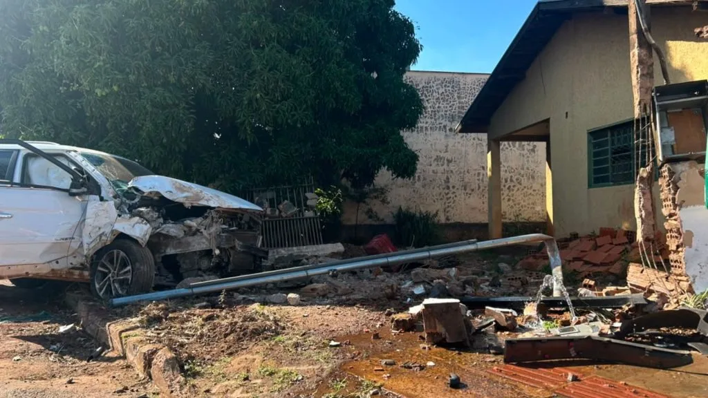 Acidente em Campo Grande: Creta colide com Strada e derruba muro