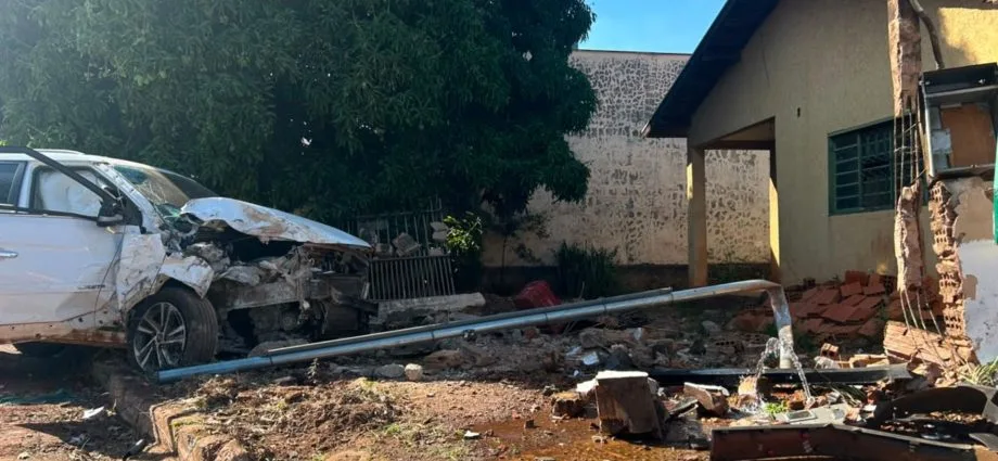 Acidente em Campo Grande: Creta colide com Strada e derruba muro