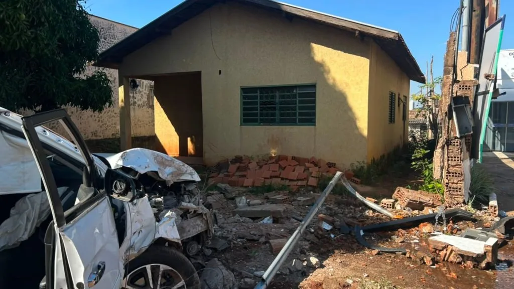 Acidente em Campo Grande: Creta colide com Strada e derruba muro