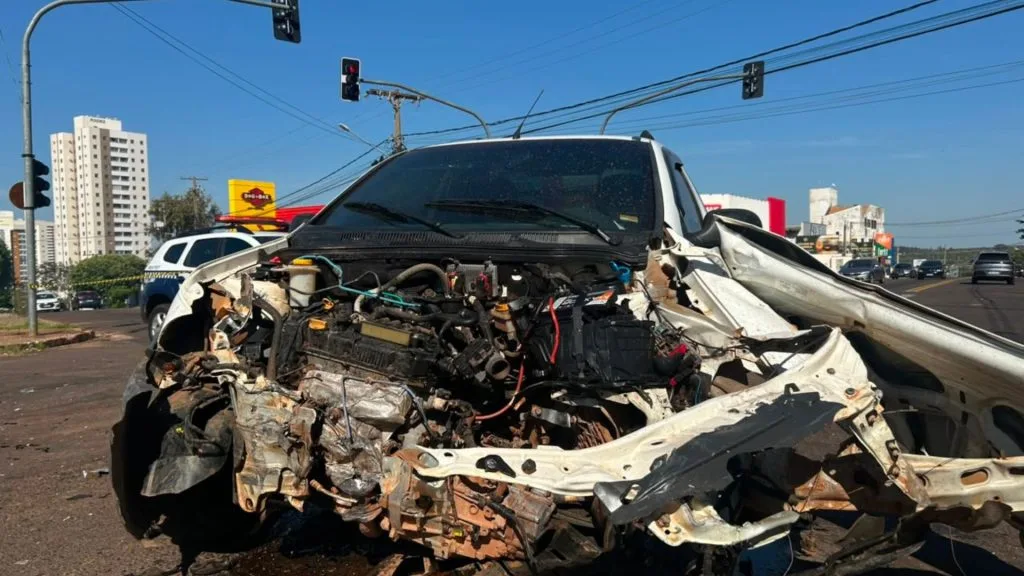 Acidente em Campo Grande: Creta colide com Strada e derruba muro