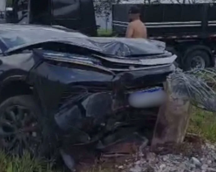 Carro colide com poste na Avenida Cônsul Assaf Trad em Campo Grande