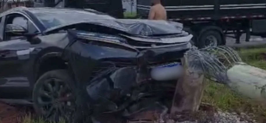 Carro colide com poste na Avenida Cônsul Assaf Trad em Campo Grande