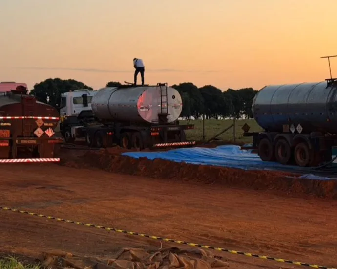 Trabalhador cai em tanque de piche ao tentar recuperar celular em Jaraguari
