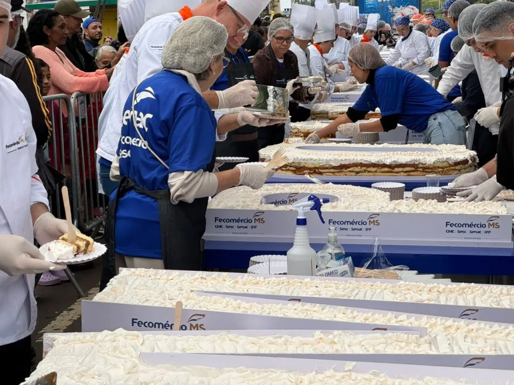 Bolo de 800 kg chega geladinho à Avenida Afonso Pena em Campo Grande