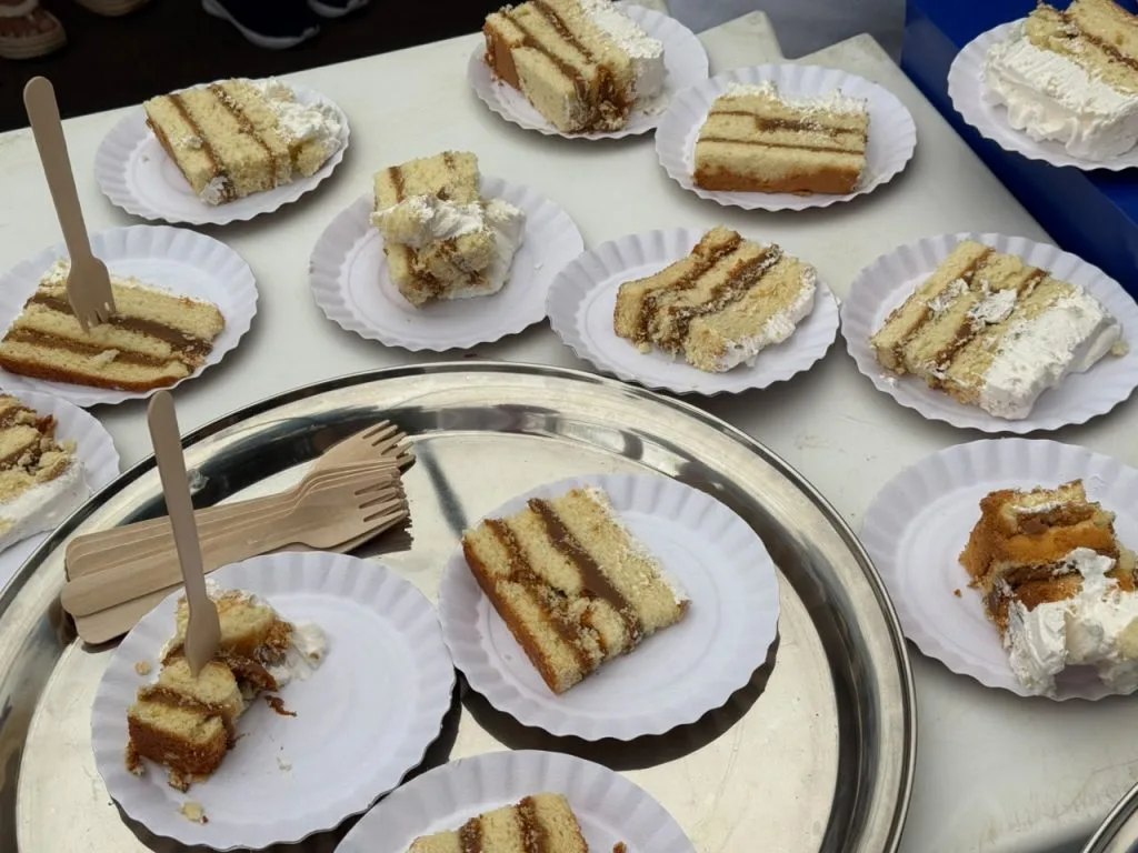 Bolo de 800 kg chega geladinho à Avenida Afonso Pena em Campo Grande
