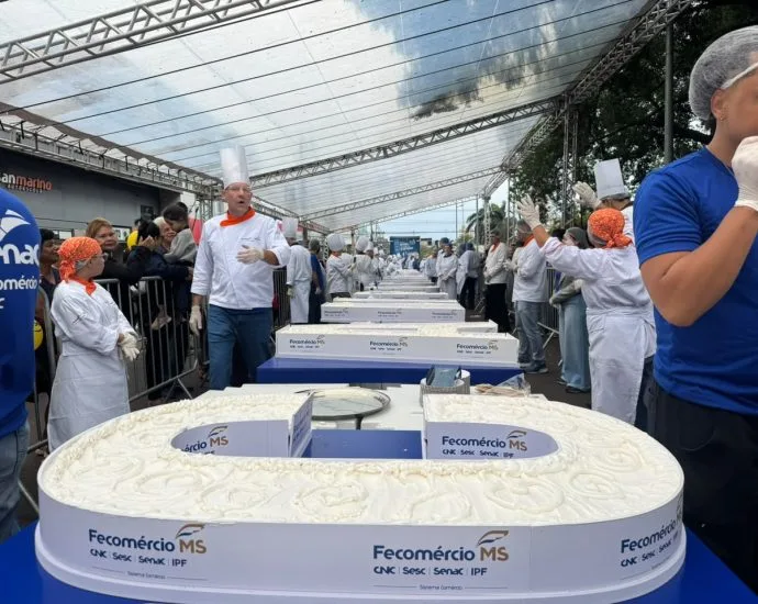 Bolo de 800 kg chega geladinho à Avenida Afonso Pena em Campo Grande