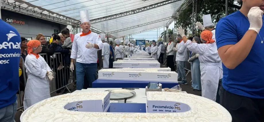 Bolo de 800 kg chega geladinho à Avenida Afonso Pena em Campo Grande