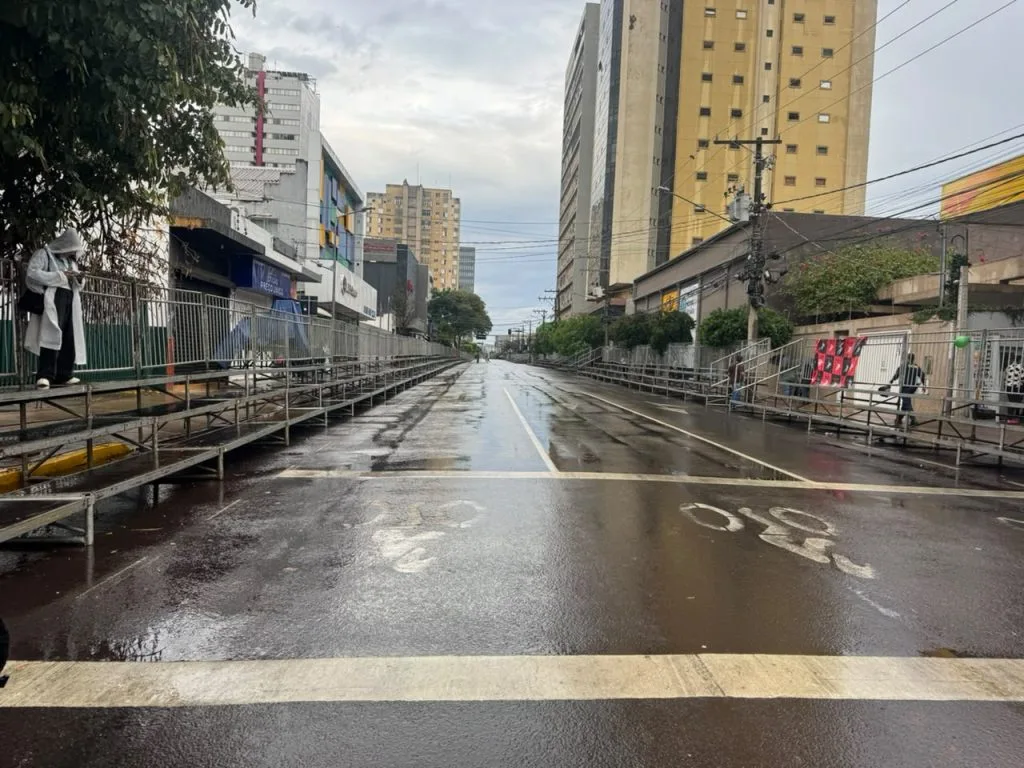 Bolo de 800 kg chega geladinho à Avenida Afonso Pena em Campo Grande