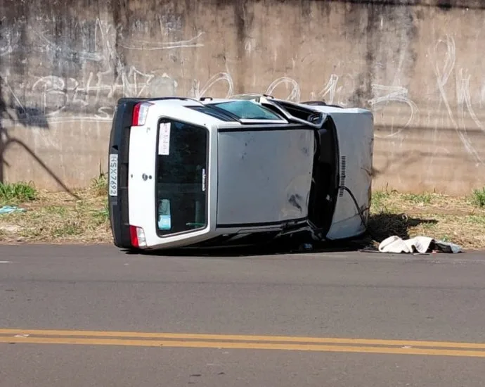 Motorista capota veículo em Campo Grande após se distrair com sacola