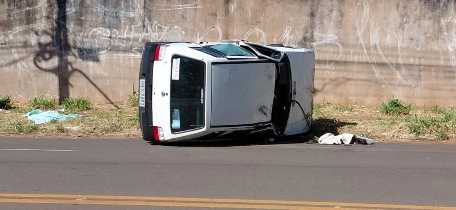 Motorista capota veículo em Campo Grande após se distrair com sacola
