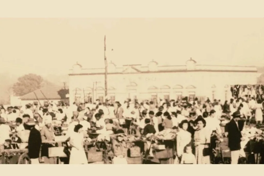 Feira em frente ao Colégio Osvaldo Cruz, no centro de Campo Grande. (Foto: Documentário "Osvaldo Cruz - Restaurando o Passado")