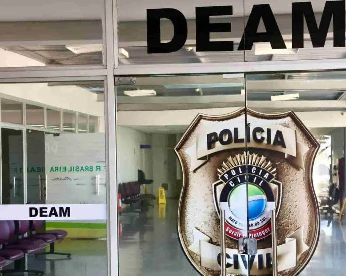 Ex-marido vaza foto íntima de mulher após acessar Instagram em Campo Grande