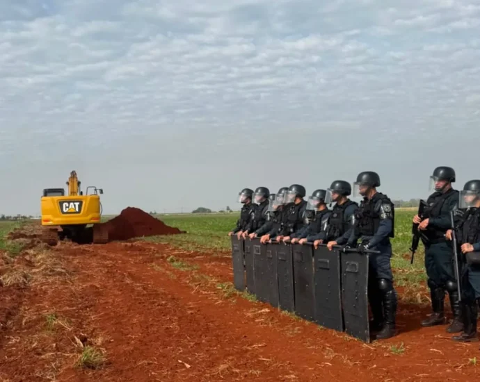Conflito entre indígenas e polícia em Dourados durante tentativa de ocupação de fazenda