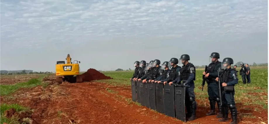 Conflito entre indígenas e polícia em Dourados durante tentativa de ocupação de fazenda