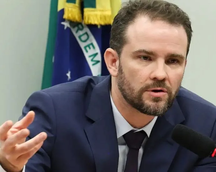 Governo Brasileiro Avalia Aplicação da Lei da Reciprocidade em Resposta aos EUA