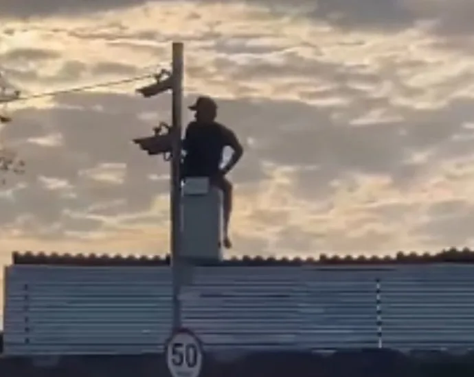 Homem sentado em radar em Campo Grande é alvo de vandalismo, informa Agetran