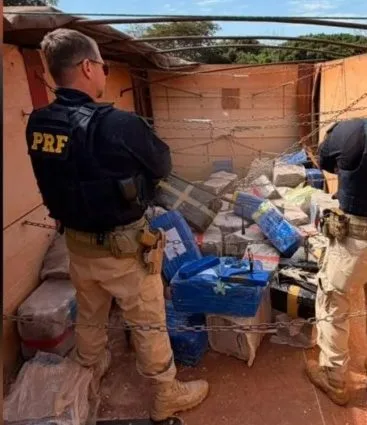 Motorista é preso após abandonar caminhão com 3,2 toneladas de maconha em Ivinhema