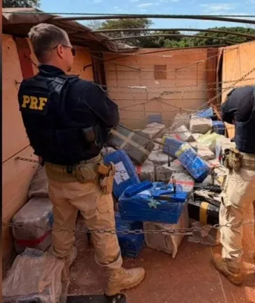 Motorista é preso após abandonar caminhão com 3,2 toneladas de maconha em Ivinhema