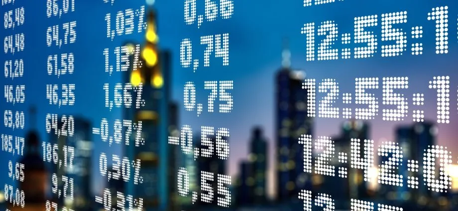 Julho interrompe saída de capital estrangeiro da B3, mas incertezas persistem