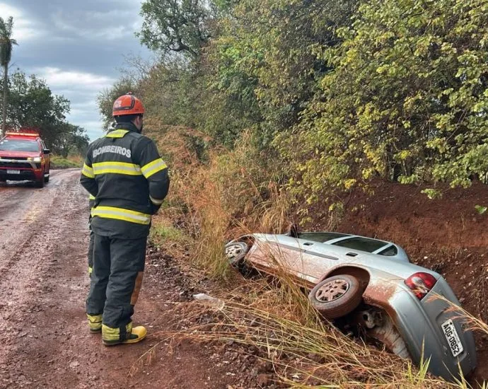 Acidente de carro com família ocorre em estrada de terra em MS