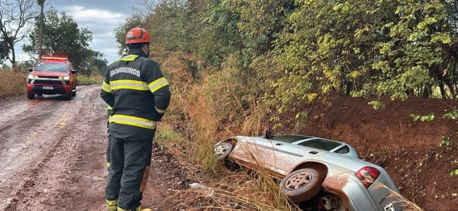 Acidente de carro com família ocorre em estrada de terra em MS