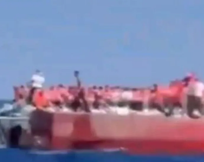 Naufrágio de balsa no Mar Mediterrâneo deixa 8 mortos e 20 desaparecidos