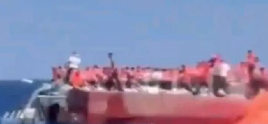 Naufrágio de balsa no Mar Mediterrâneo deixa 8 mortos e 20 desaparecidos