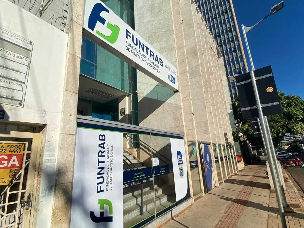 Vagas de emprego ou processo seletivo: Fachada da Funtrab, em Campo Grande; confira as vagas de trabalho disponíveis (Foto: Giovanna Dauzacker)