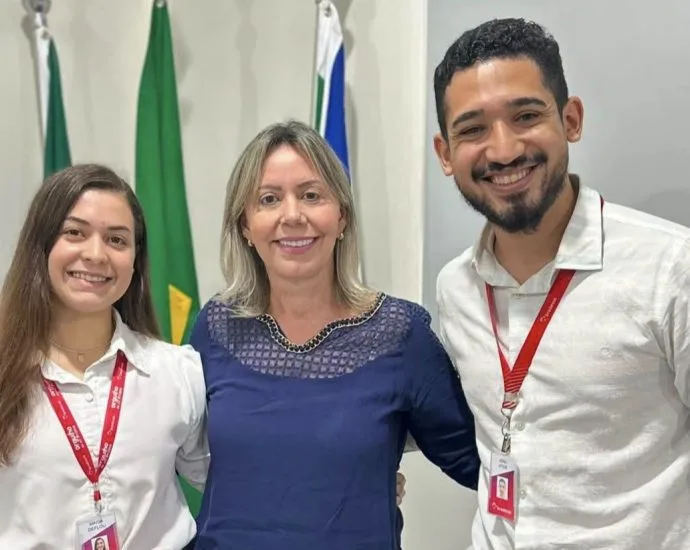 Prefeita Gerolina parabeniza João Vitor e dá boas-vindas à nova gerente em Água Clara