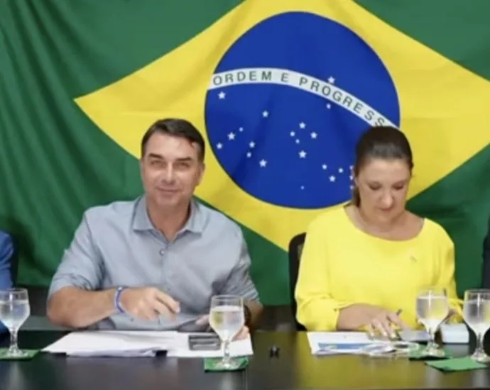 Flávio Bolsonaro discute CNH aos 16 anos, mas proposta não está no plano de governo