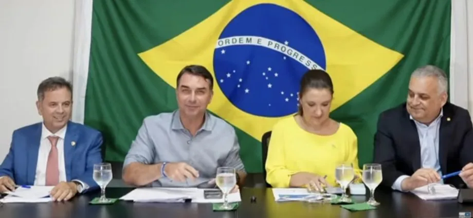 Flávio Bolsonaro discute CNH aos 16 anos, mas proposta não está no plano de governo