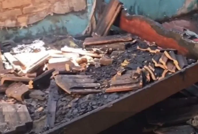 Mãe de três crianças busca ajuda após incêndio em Campo Grande